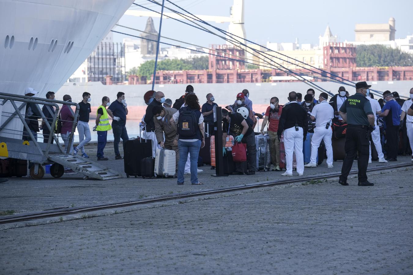 Fotos: Así la sido la marcha de la tripulación del crucero &#039;Carnival Victory&#039; de Cádiz