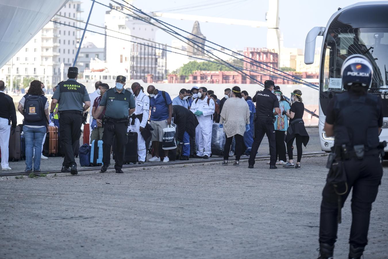 Fotos: Así la sido la marcha de la tripulación del crucero &#039;Carnival Victory&#039; de Cádiz