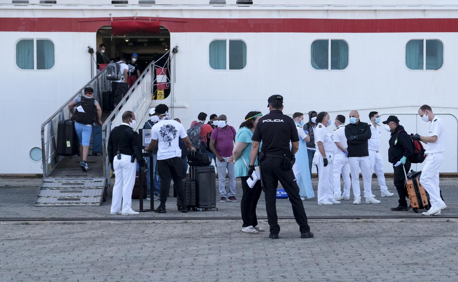 Fotos: Así la sido la marcha de la tripulación del crucero &#039;Carnival Victory&#039; de Cádiz