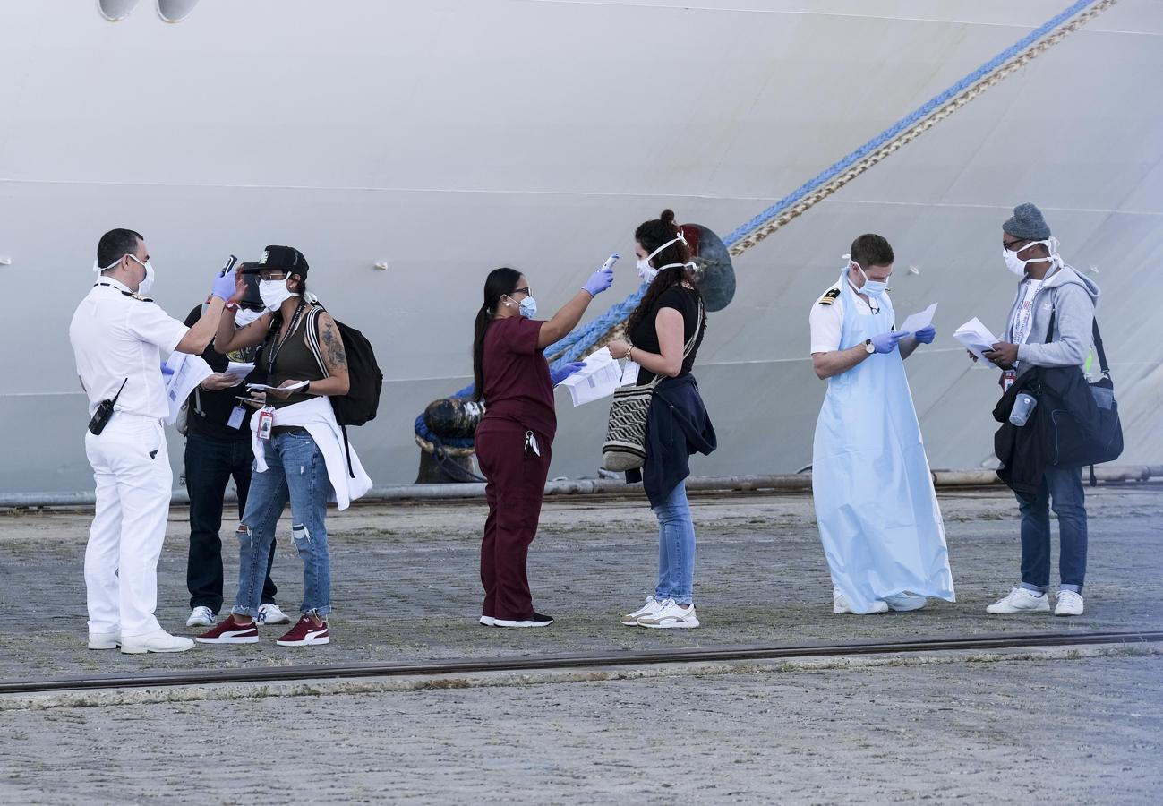 Fotos: Así la sido la marcha de la tripulación del crucero &#039;Carnival Victory&#039; de Cádiz