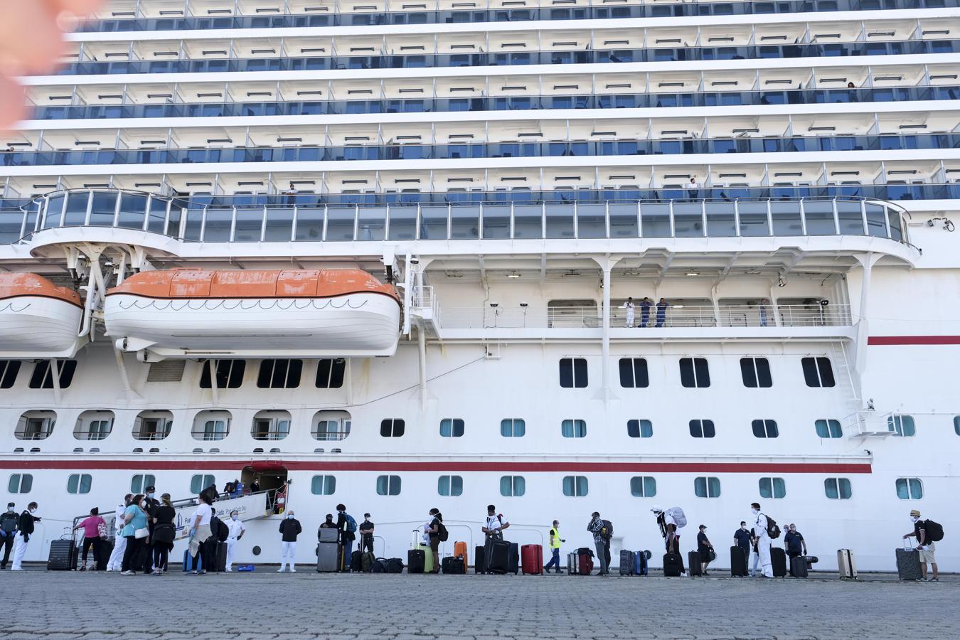 Fotos: Así la sido la marcha de la tripulación del crucero &#039;Carnival Victory&#039; de Cádiz