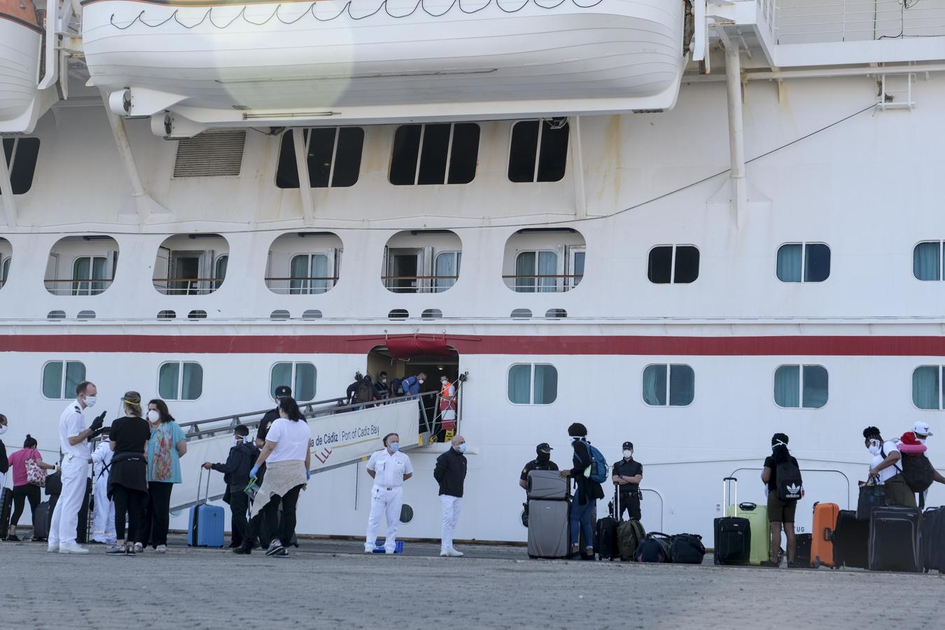 Fotos: Así la sido la marcha de la tripulación del crucero &#039;Carnival Victory&#039; de Cádiz