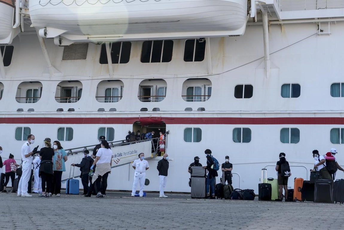 Fotos: Así la sido la marcha de la tripulación del crucero &#039;Carnival Victory&#039; de Cádiz