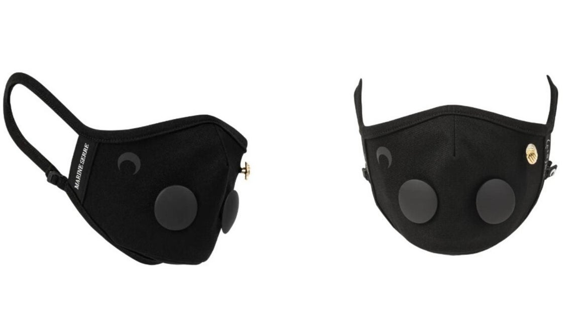 Marine Serre. La diseñadora francesa fue una de las primeras en incluir las mascarillas en sus desfiles mucho antes de que comenzase la pandemia. Este modelo permite ajustar las bandas laterales e incluye un detalle dorado en el lateral que le aporta un toque de lo más sofisticado. Precio: 290€.