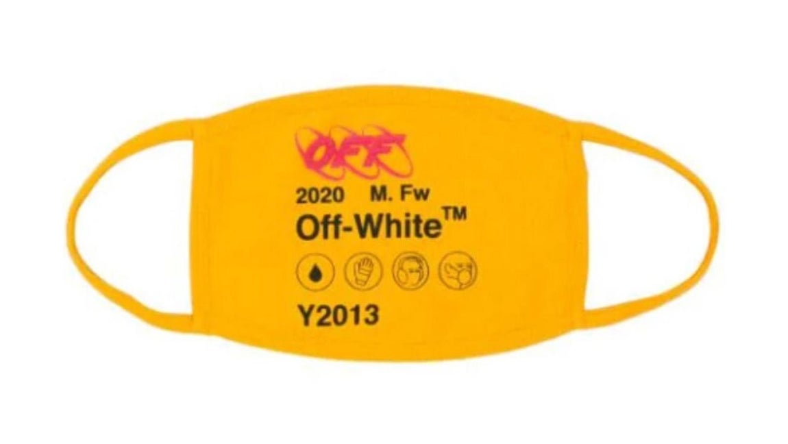Off-White. Todos los modelos de la firma están causando furor entre las celebrities, pero nos quedamos con este, en amarillo e inspirado en las camisetas de las empresas de envíos, harán las delicias de los amantes del estilo más extravagante. Precio: 90€.