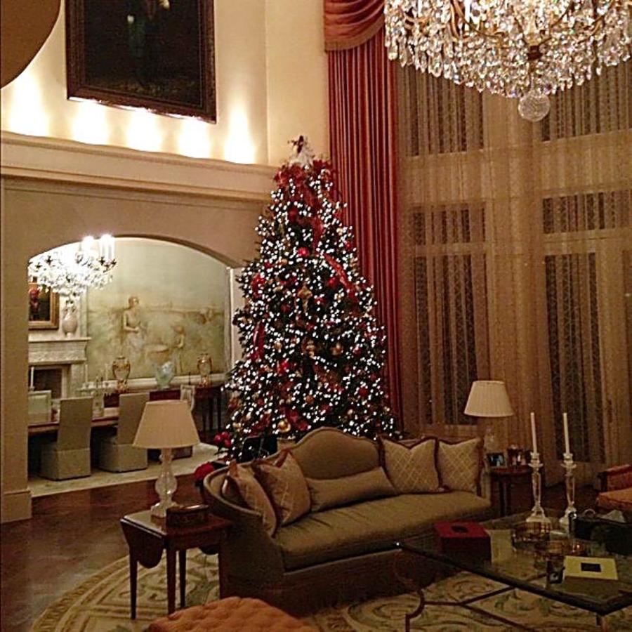 Techos altos y espacios amplios. Aunque no se vislumbra en todo su esplendor, se pude apreciar que en el salón los techos son muy altos y que comunica con el comedor a través de un gran arco. En cuanto al mobiliario, probablemente la pareja haya querido dar su toque personal a la casa, pero teniendo en cuenta el estilo clásico de la construcción, seguramente hayan respetado la misma línea decorativa.