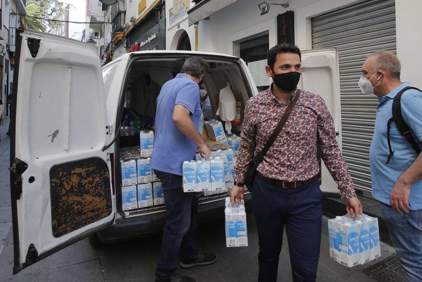 La entrega de alimentos de Centro Córdoba a Cáritas, en imágenes