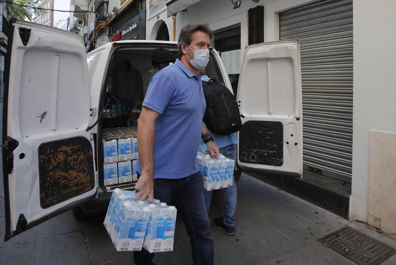 La entrega de alimentos de Centro Córdoba a Cáritas, en imágenes