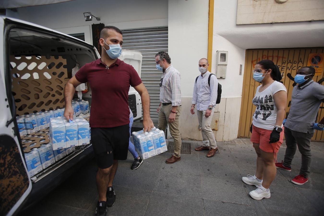 La entrega de alimentos de Centro Córdoba a Cáritas, en imágenes