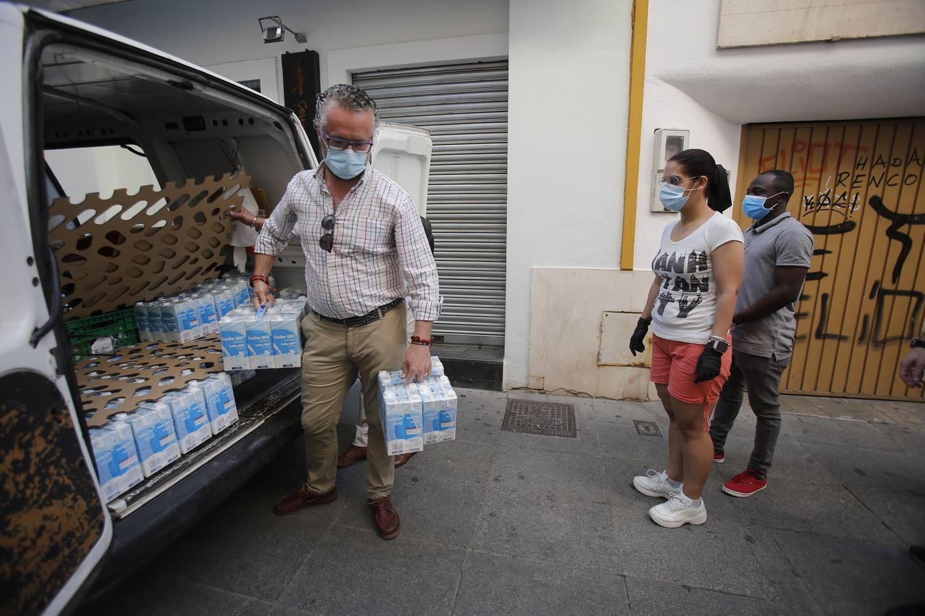 La entrega de alimentos de Centro Córdoba a Cáritas, en imágenes