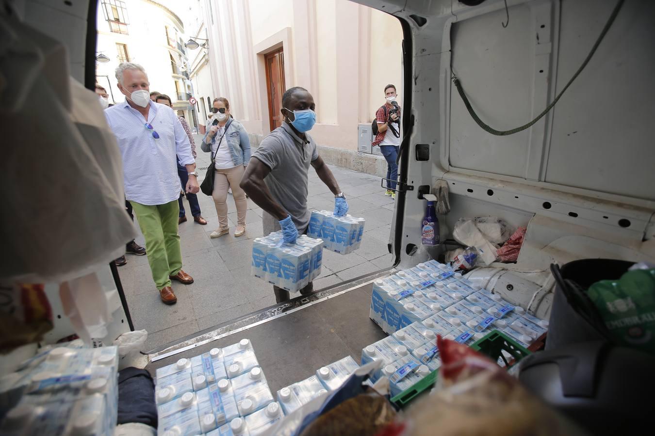 La entrega de alimentos de Centro Córdoba a Cáritas, en imágenes