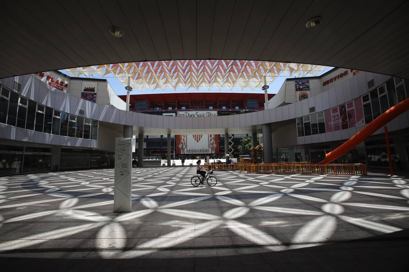 Los centros comerciales de Sevilla, preparados para abrir este lunes