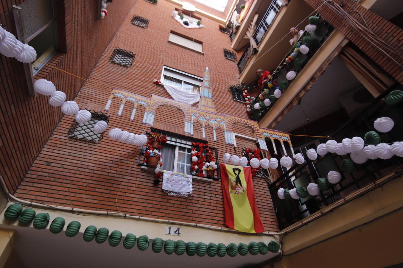 En imágenes, la Feria de Córdoba se vive en los balcones