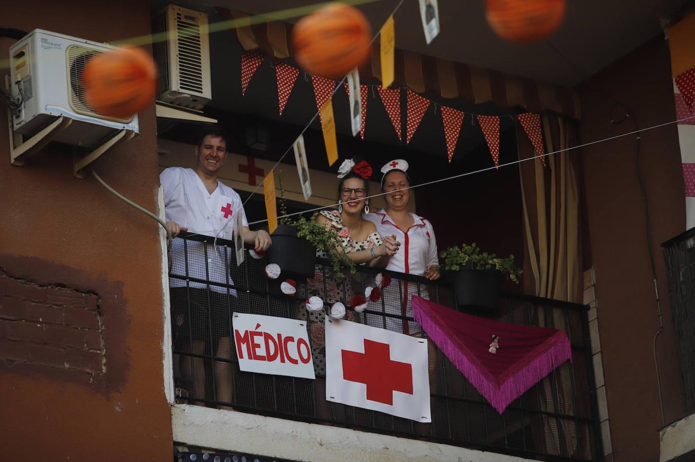 En imágenes, la Feria de Córdoba se vive en los balcones