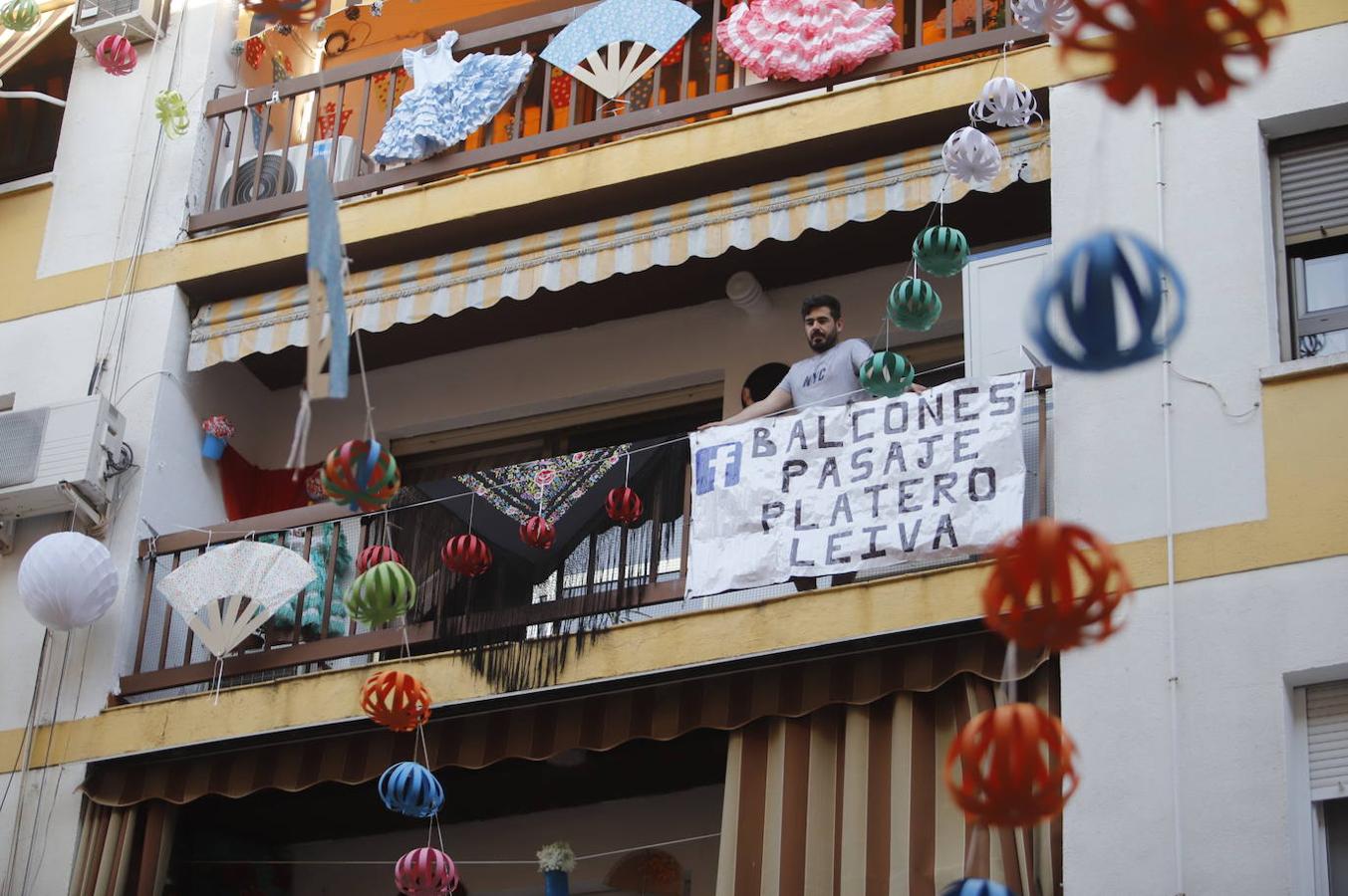 En imágenes, la Feria de Córdoba se vive en los balcones