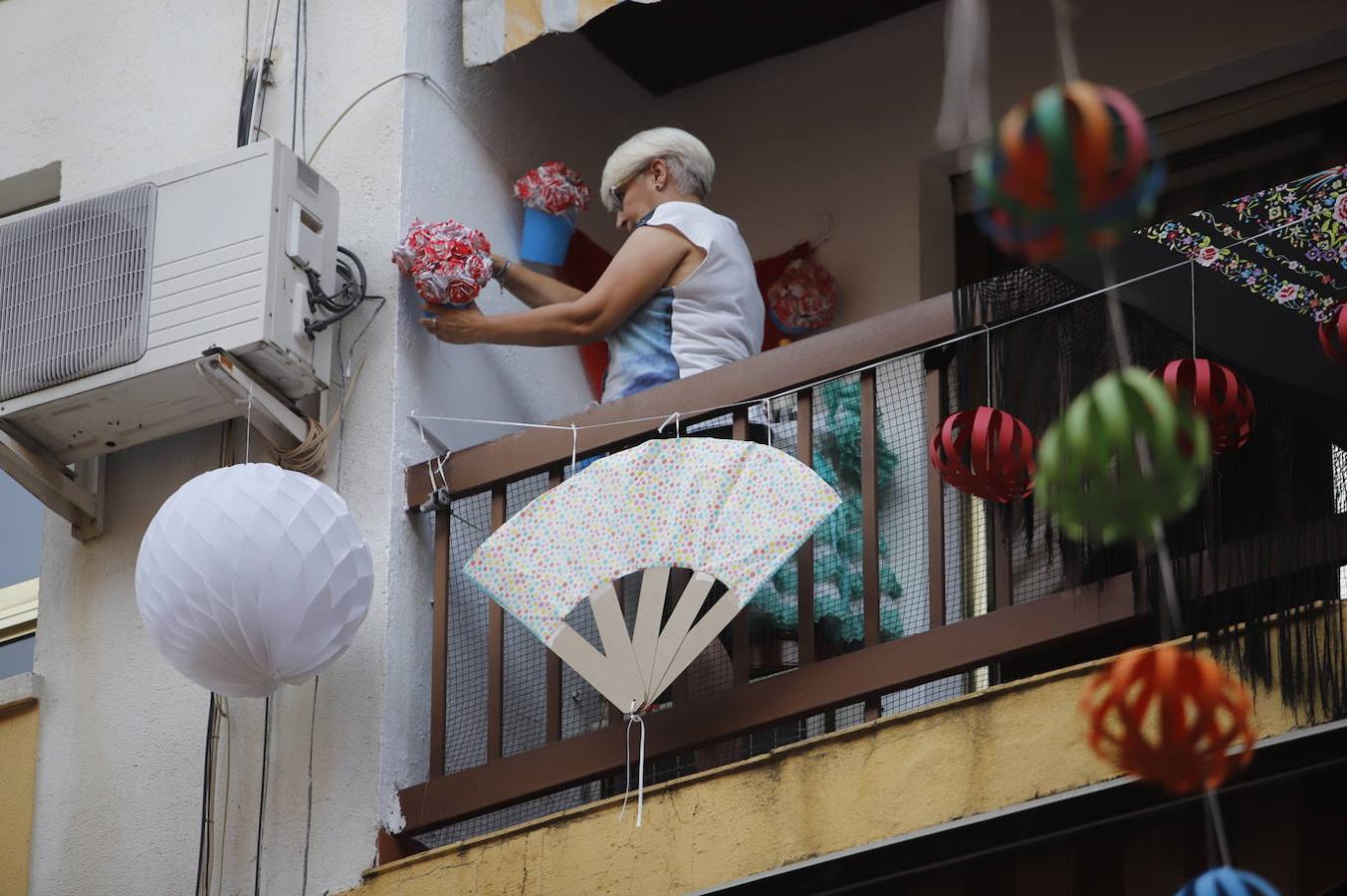 En imágenes, la Feria de Córdoba se vive en los balcones