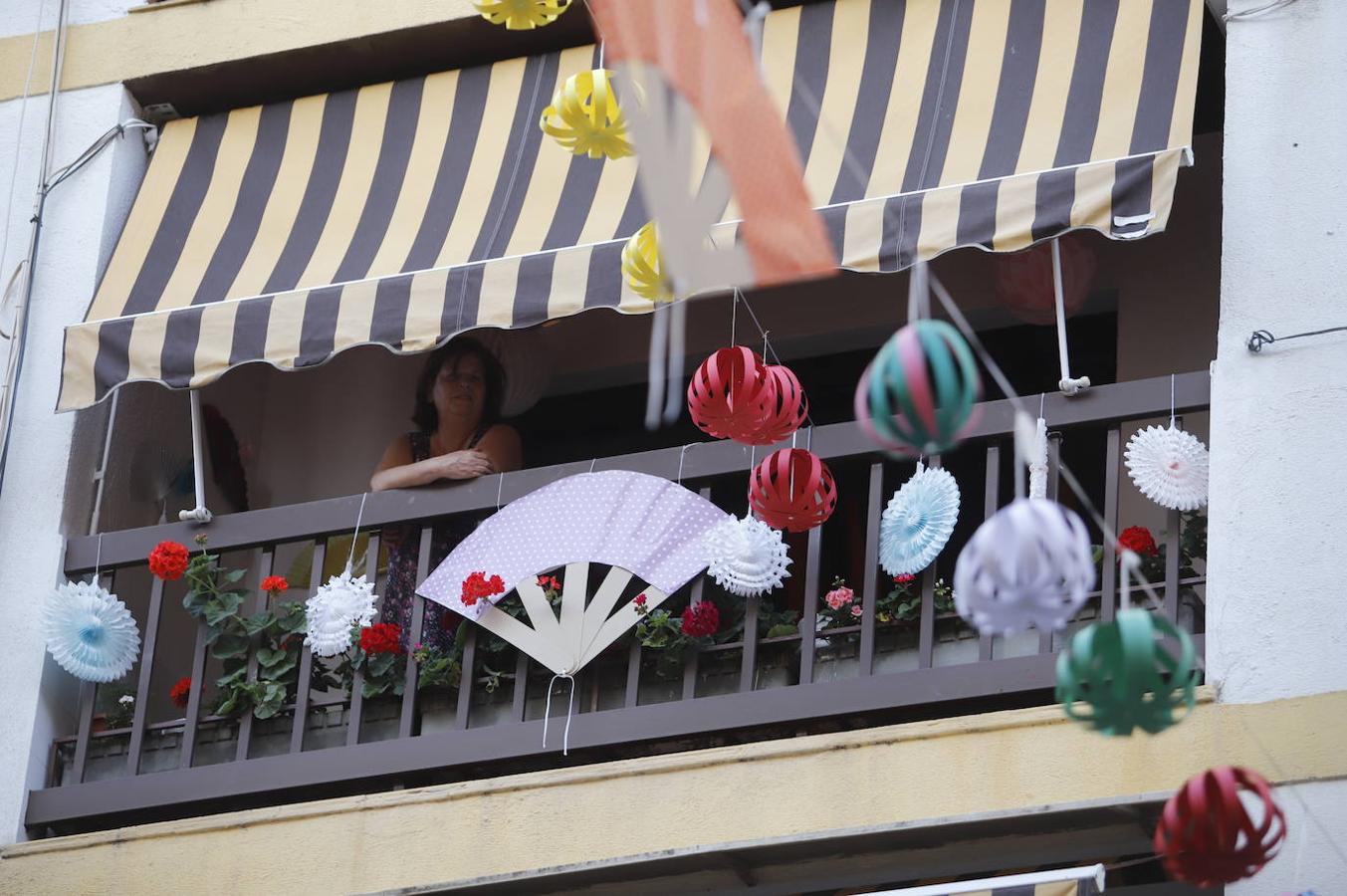 En imágenes, la Feria de Córdoba se vive en los balcones