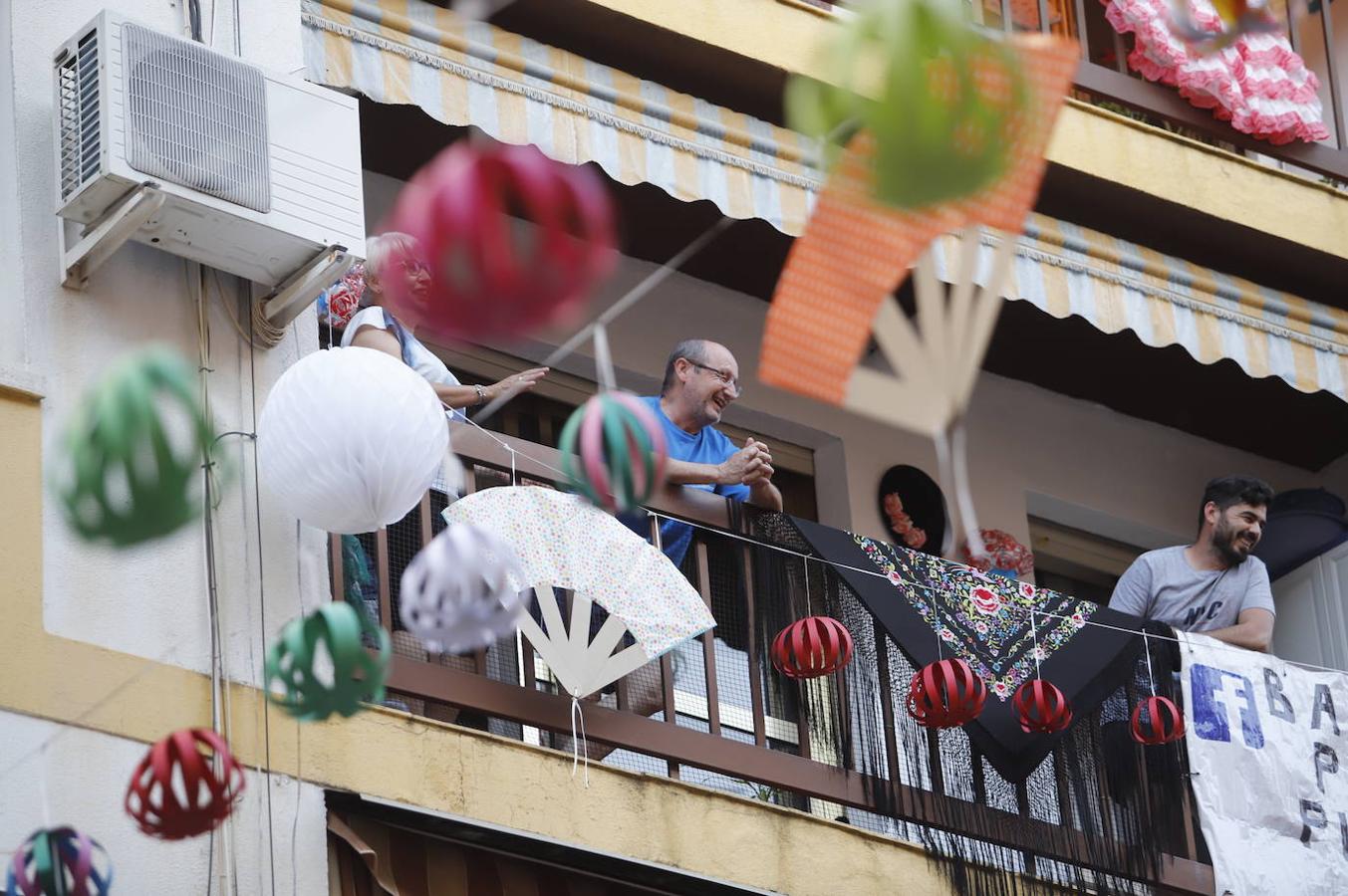 En imágenes, la Feria de Córdoba se vive en los balcones