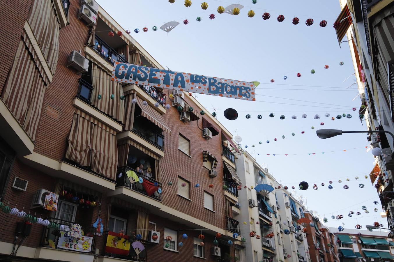 En imágenes, la Feria de Córdoba se vive en los balcones