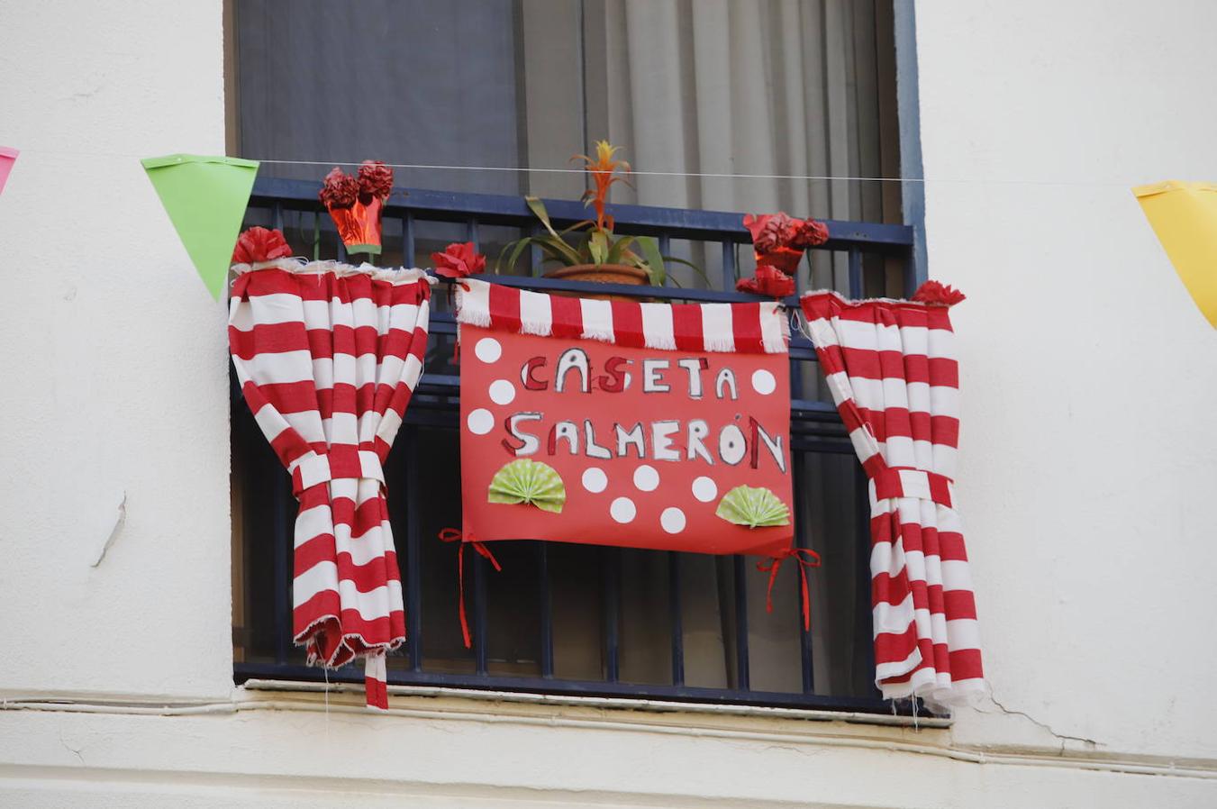 En imágenes, la Feria de Córdoba se vive en los balcones