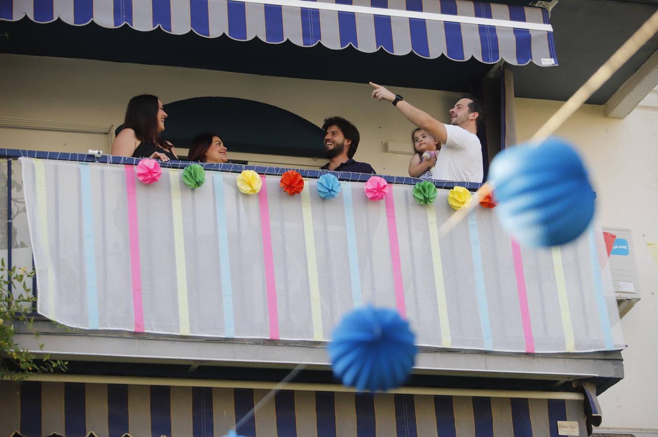 En imágenes, la Feria de Córdoba se vive en los balcones