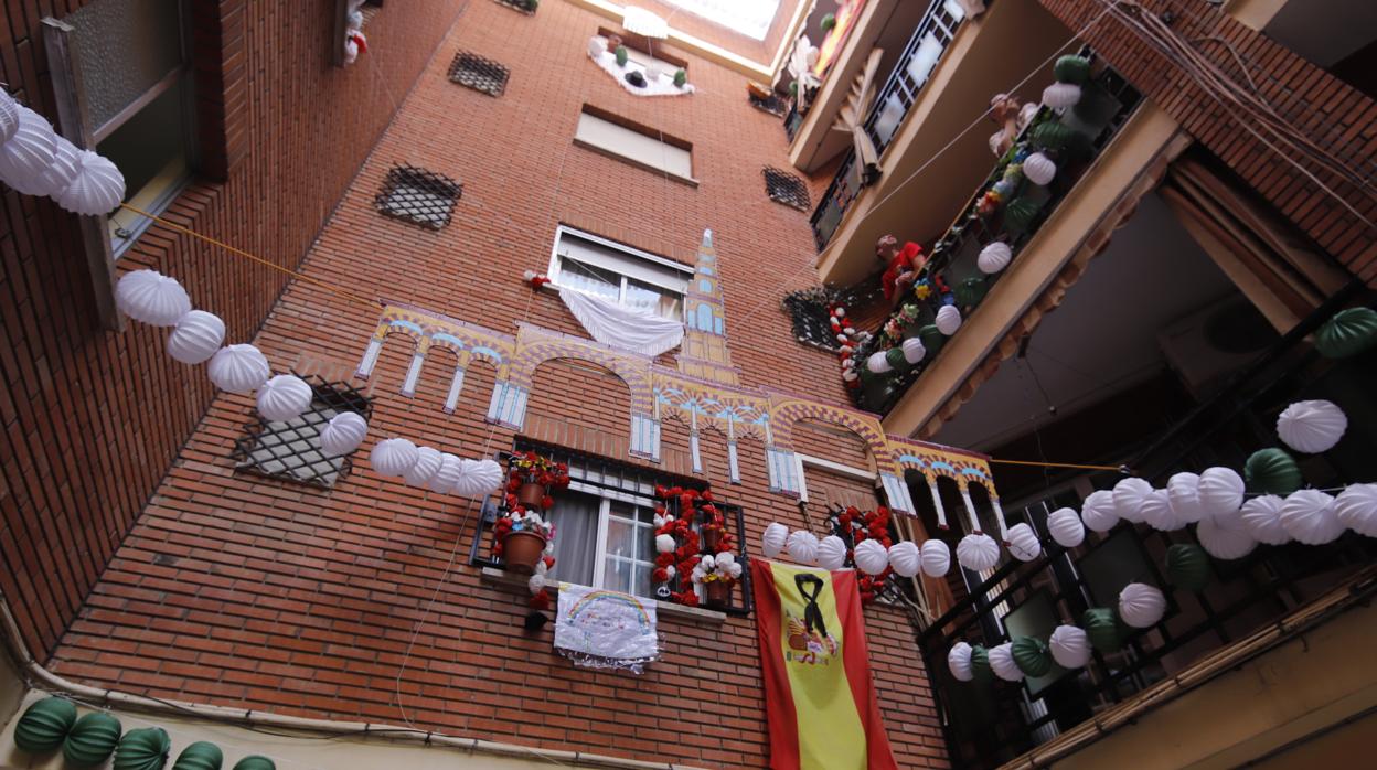 En imágenes, la Feria de Córdoba se vive en los balcones