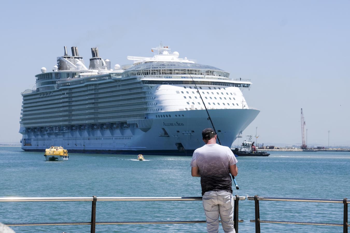 FOTOS: Así ha sido la entrada del &#039;Allure of the seas&#039; en Cádiz