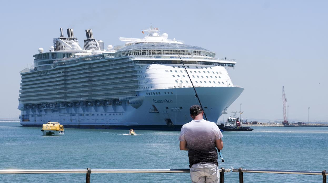 FOTOS: Así ha sido la entrada del &#039;Allure of the seas&#039; en Cádiz