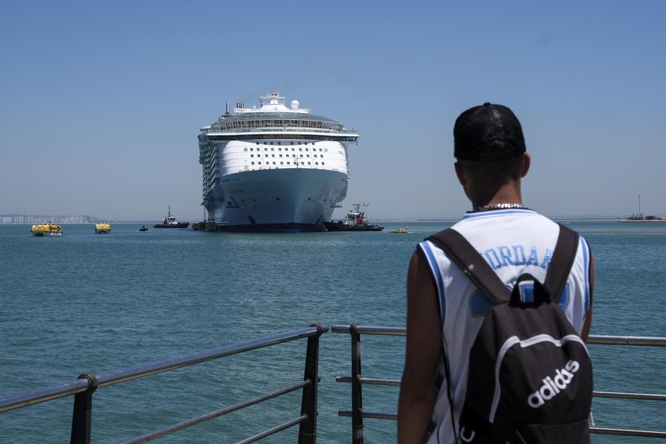 FOTOS: Así ha sido la entrada del &#039;Allure of the seas&#039; en Cádiz