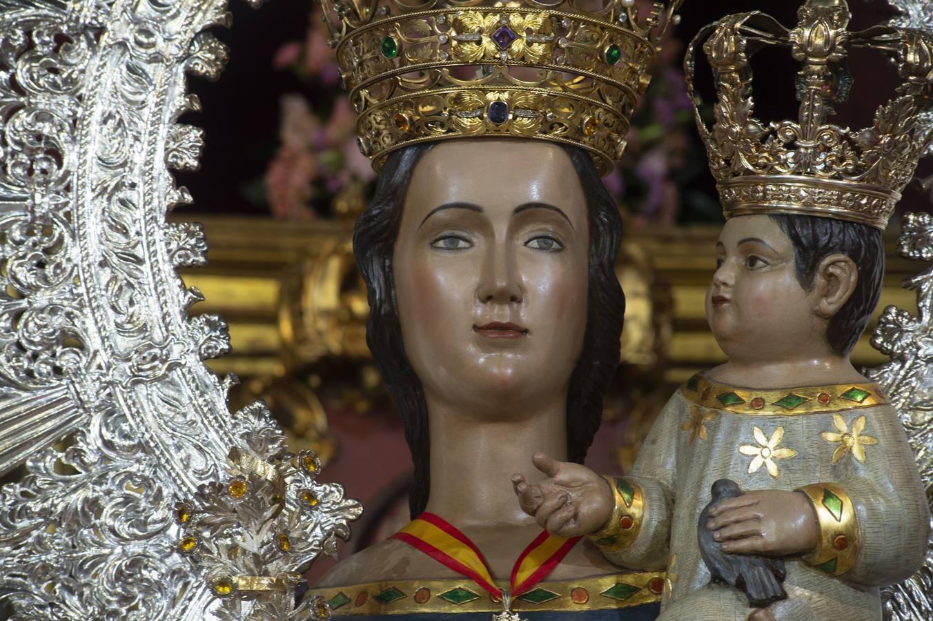 Altar del aniversario de la coronación de la Virgen de la Hiniesta