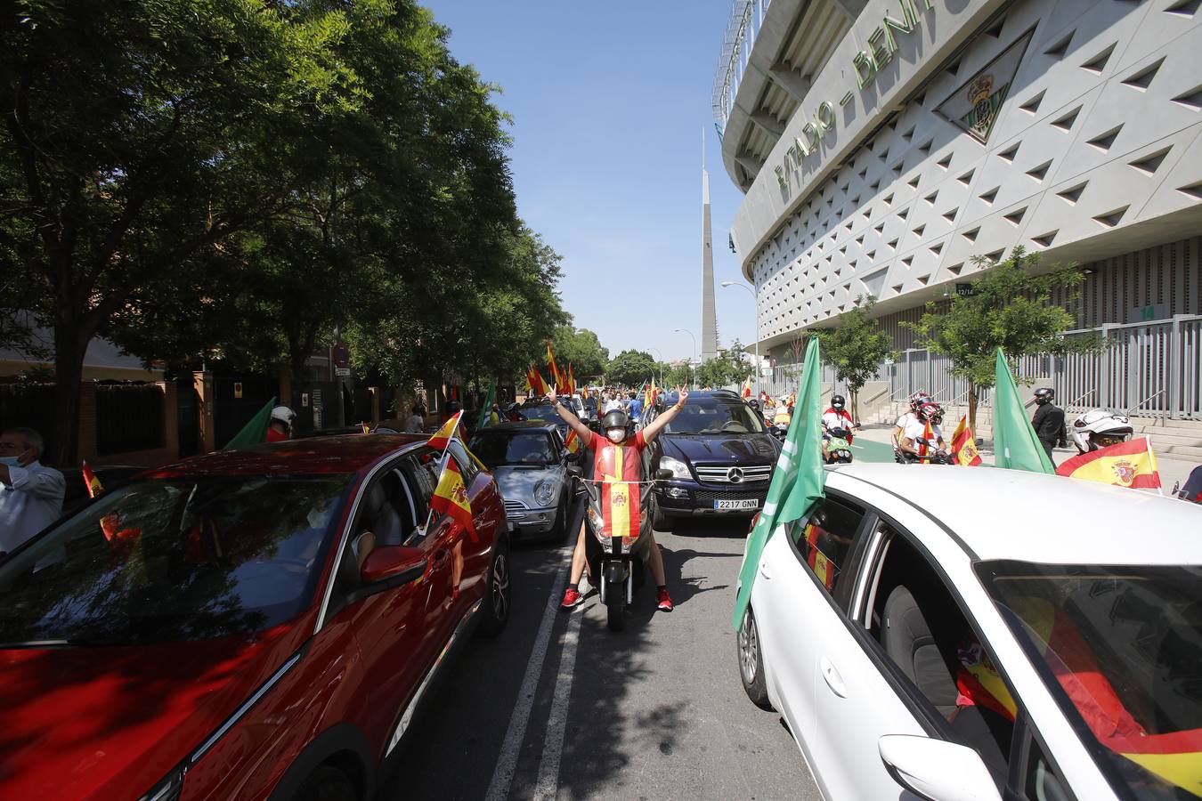 Éxito de la caravana de protesta convocada por Vox en Sevilla