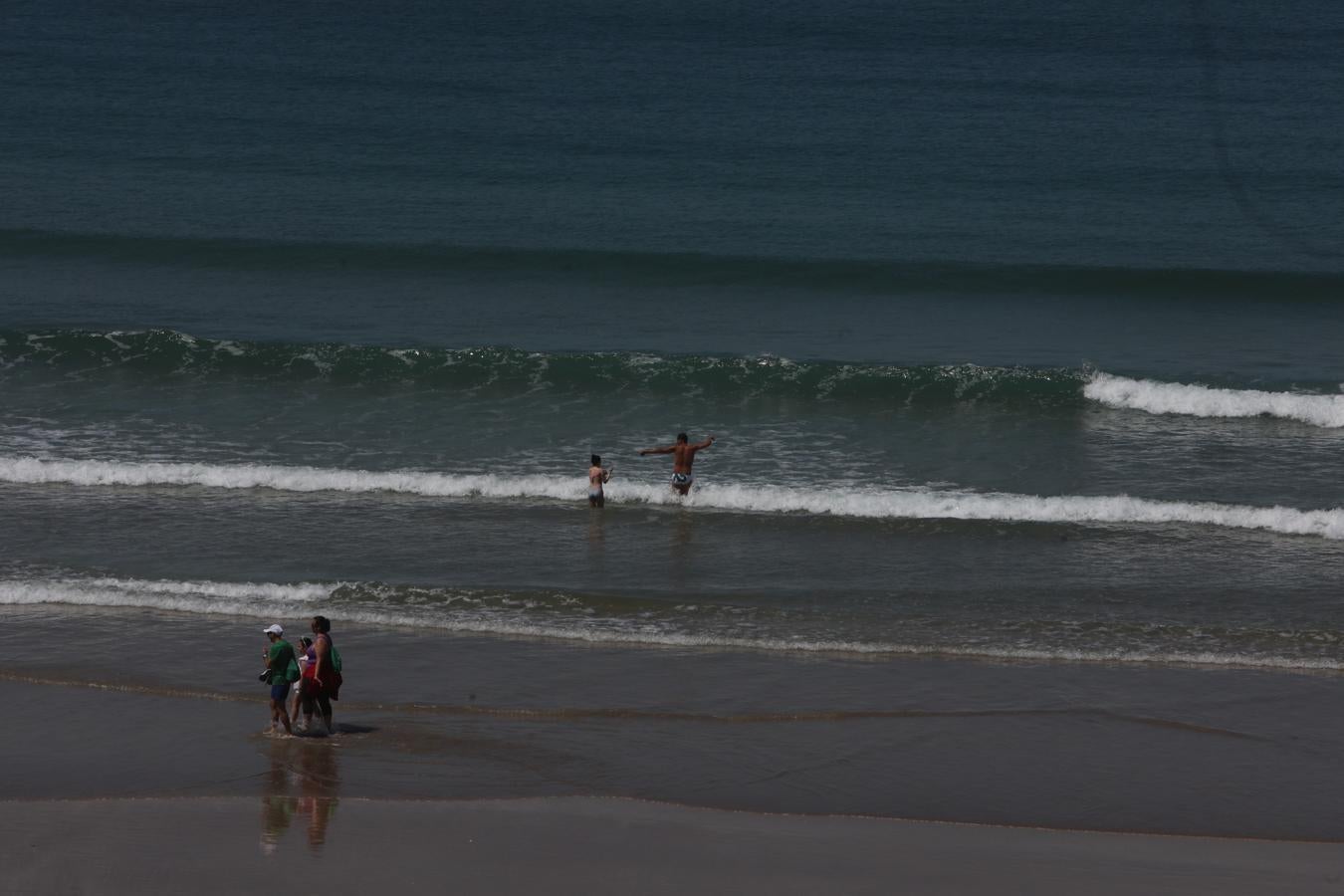 FOTOS: Cádiz tiene ganas de un chapuzón en la playa