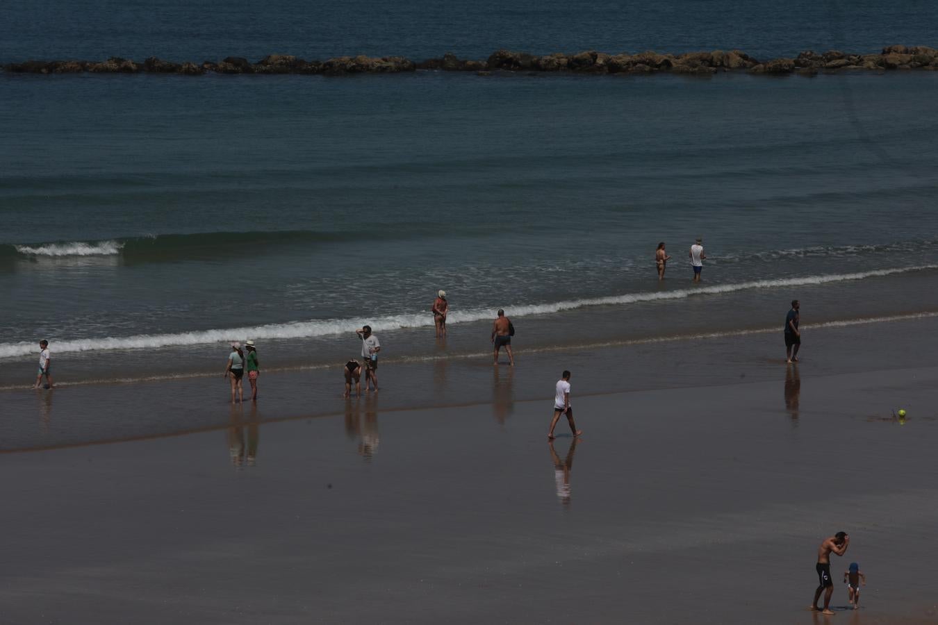 FOTOS: Cádiz tiene ganas de un chapuzón en la playa