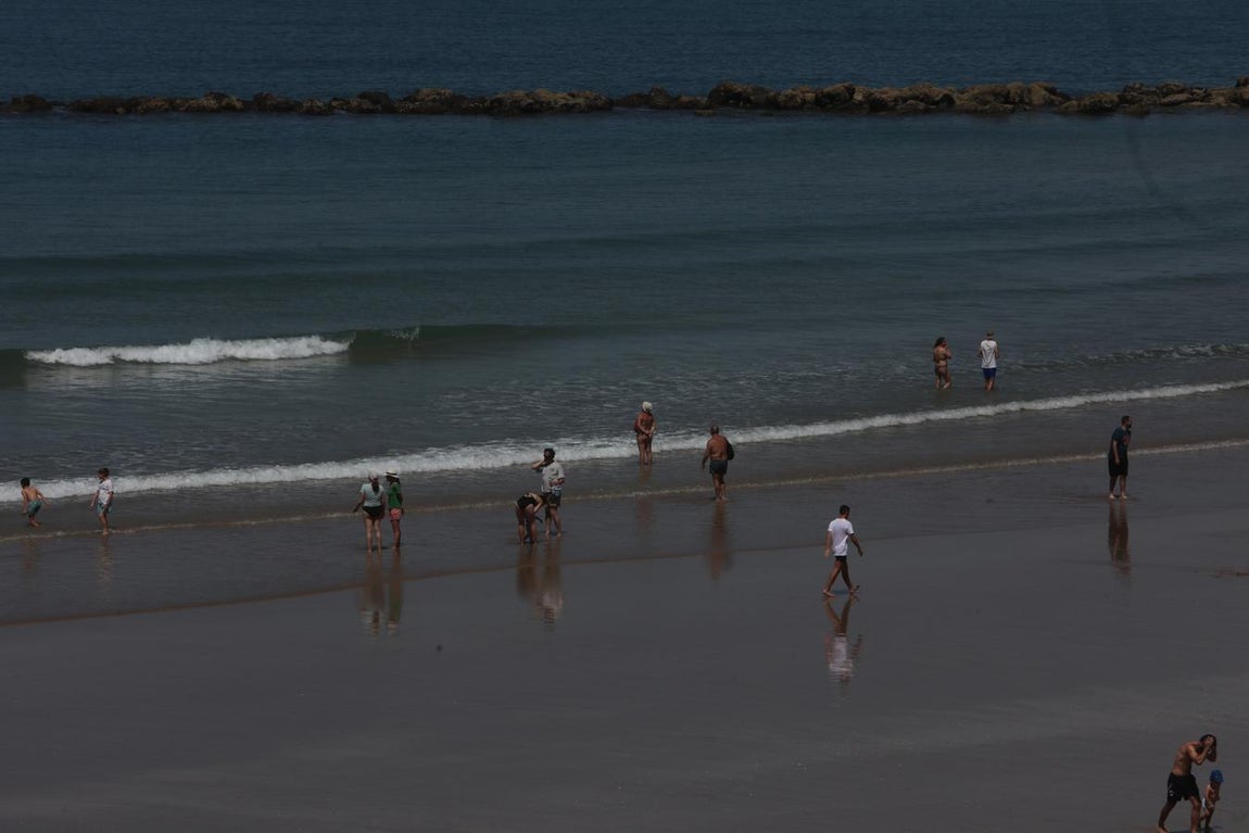 FOTOS: Cádiz tiene ganas de un chapuzón en la playa