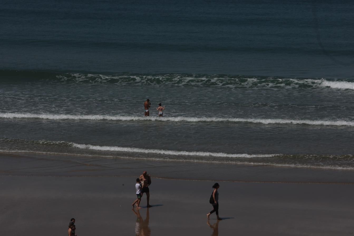 FOTOS: Cádiz tiene ganas de un chapuzón en la playa