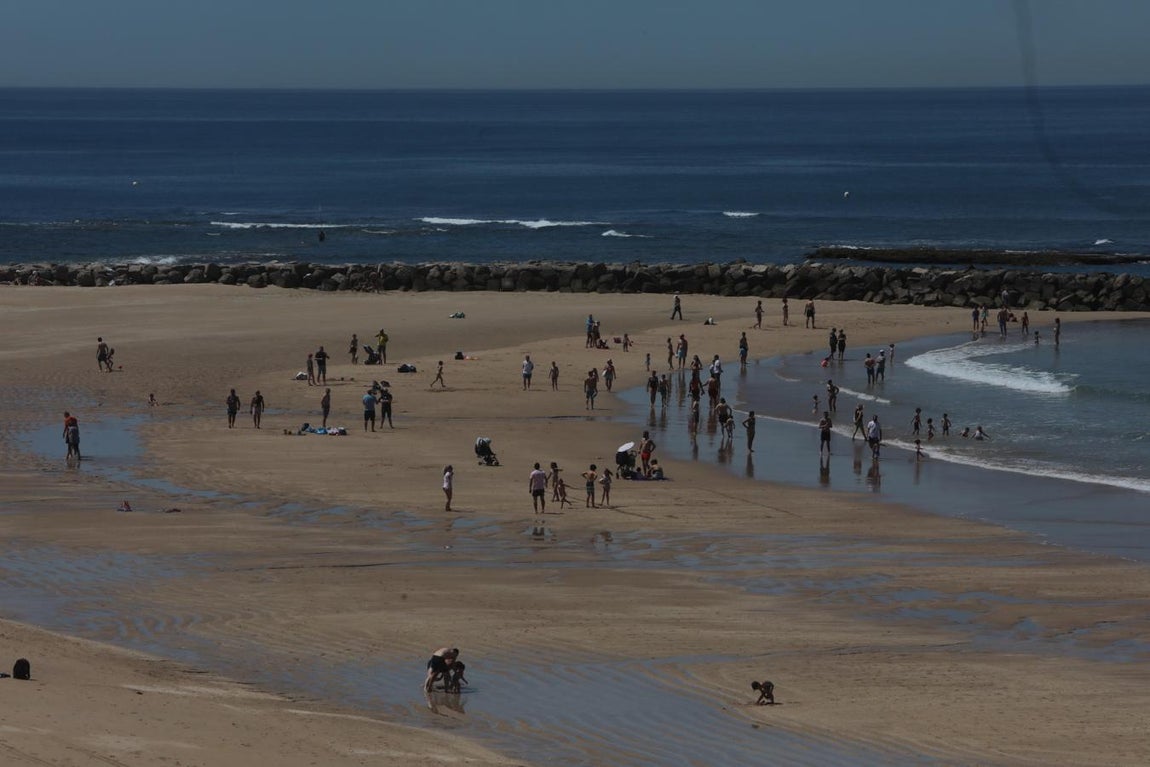 FOTOS: Cádiz tiene ganas de un chapuzón en la playa