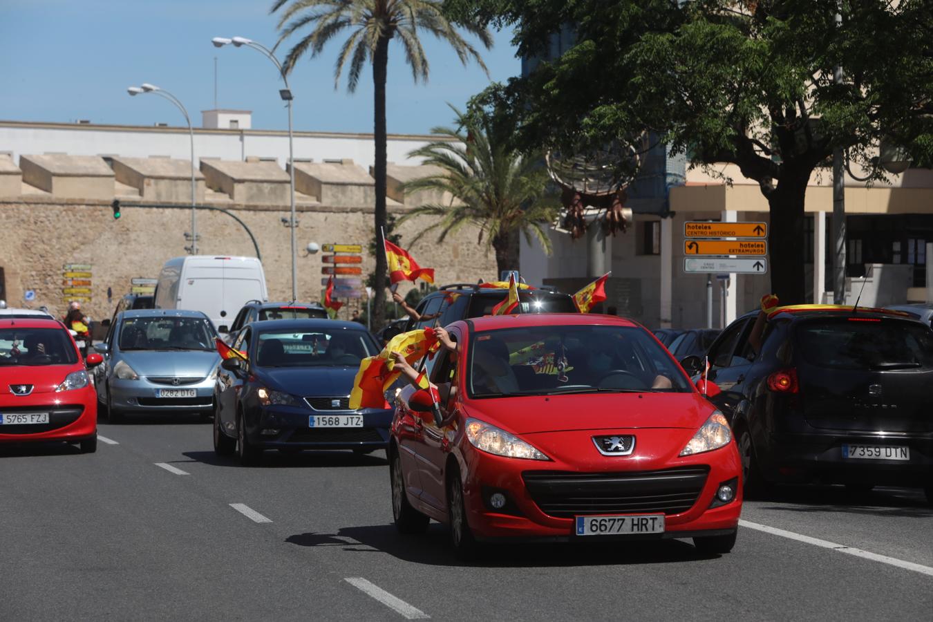 FOTOS: La caravana de Vox en Cádiz pide la dimisión de Sánchez