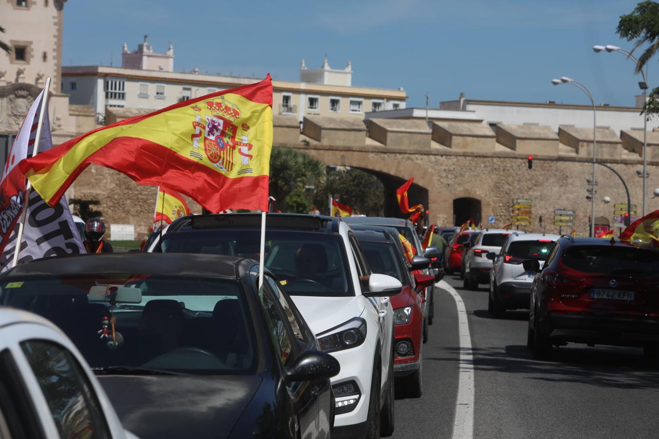 Cerca de medio millar de coches muestra en la Avenida de Cádiz su descontento con el gobierno de Sánchez