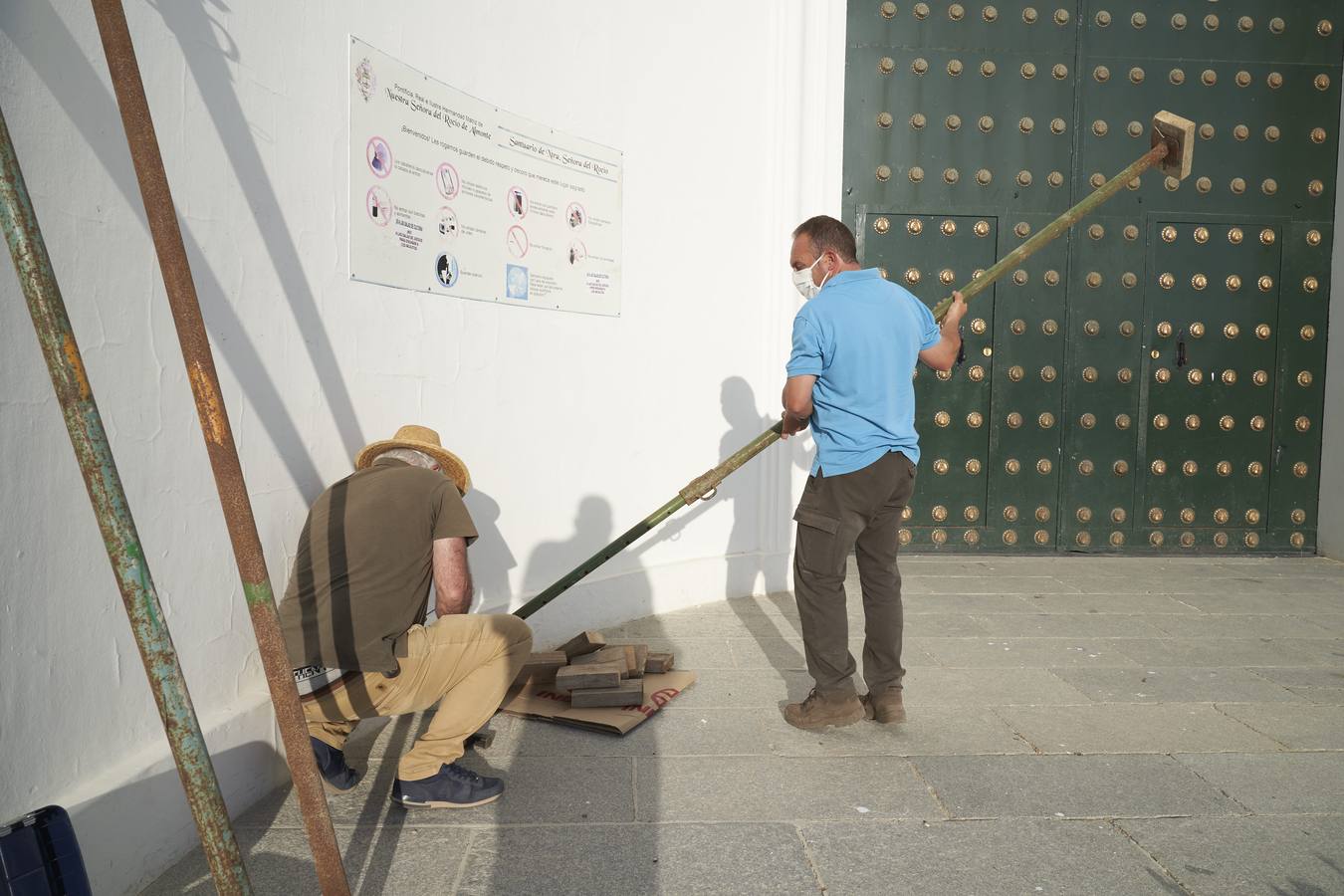 Almonte y el Rocío, engalanados para el traslado de la Virgen que nunca fue