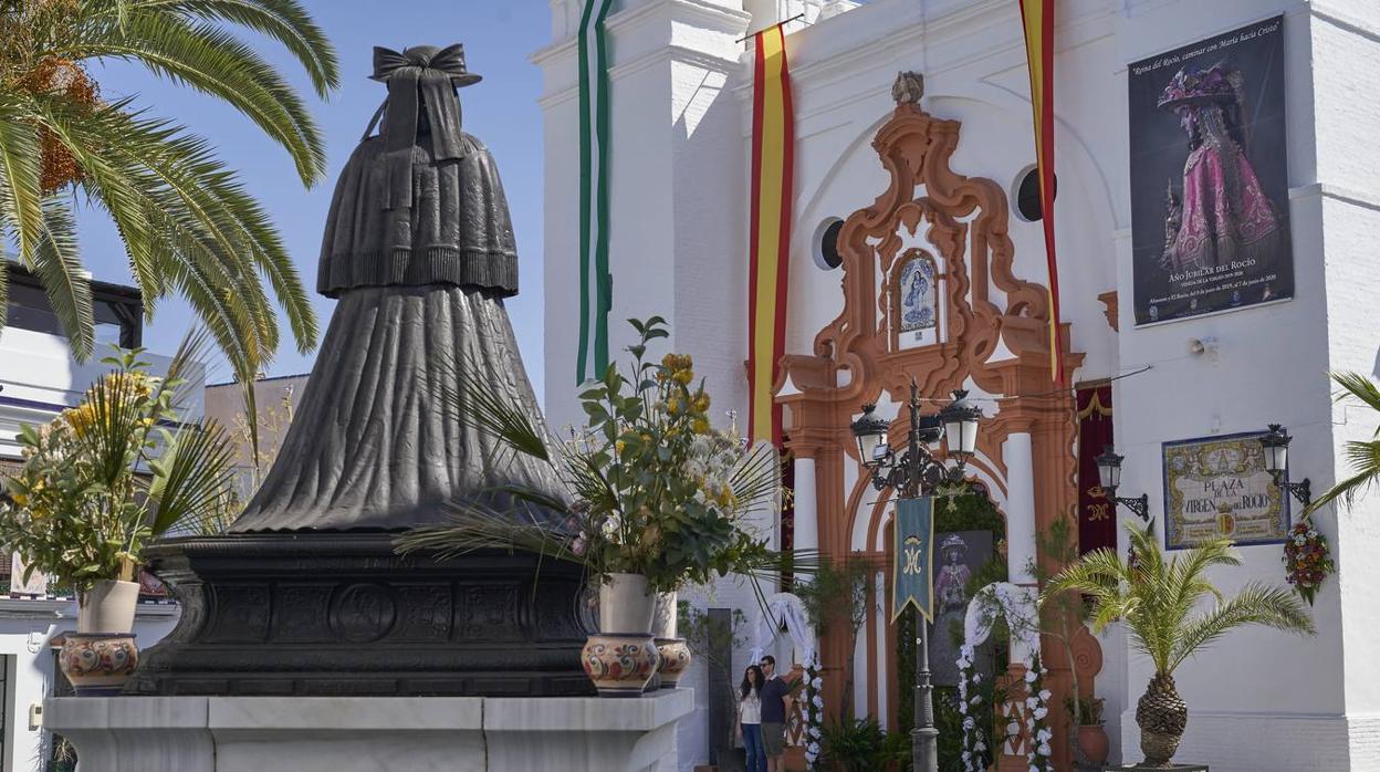 Almonte y el Rocío, engalanados para el traslado de la Virgen que nunca fue