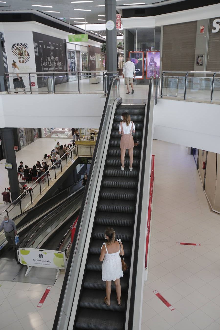 En imágenes, los clientes vuelven a los centros comerciales de Córdoba