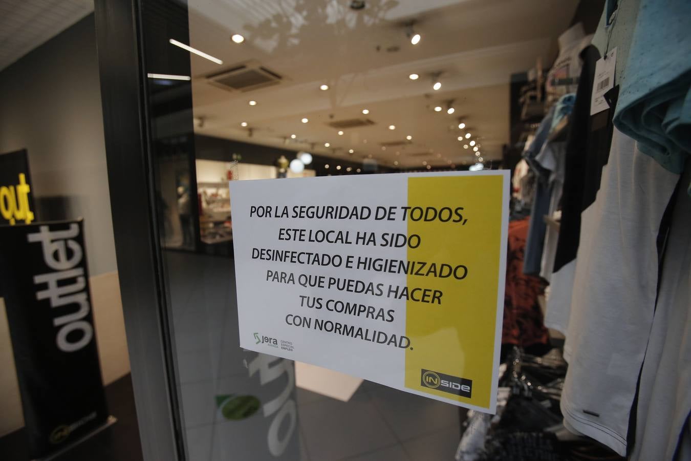 En imágenes, los clientes vuelven a los centros comerciales de Córdoba