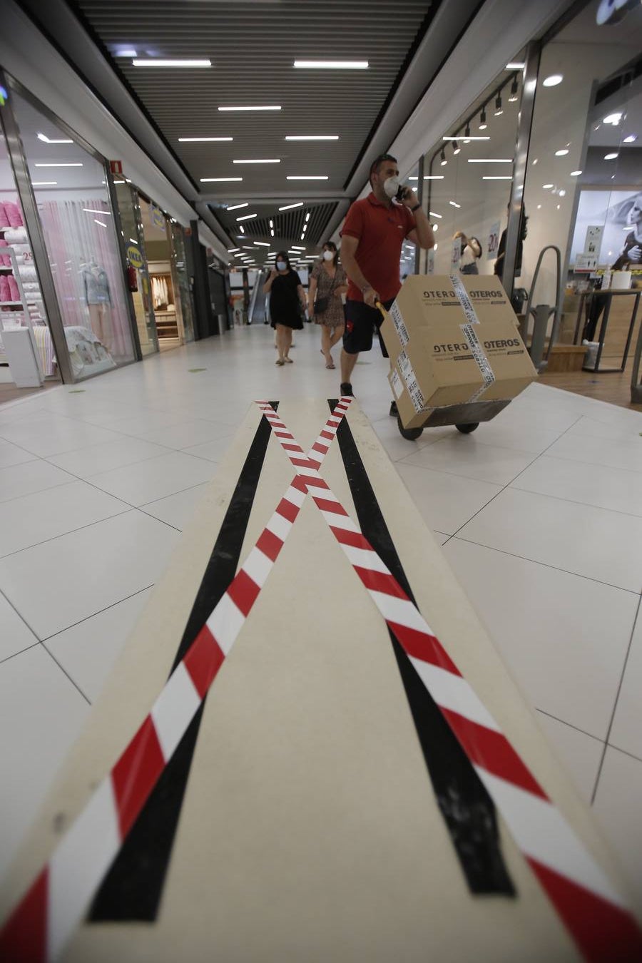 En imágenes, los clientes vuelven a los centros comerciales de Córdoba