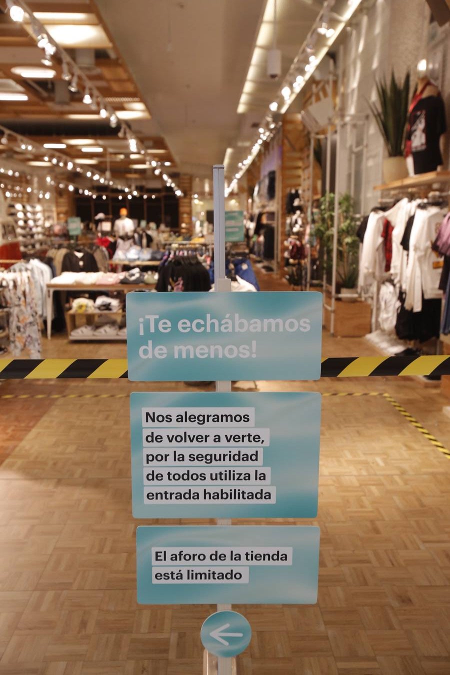 En imágenes, los clientes vuelven a los centros comerciales de Córdoba