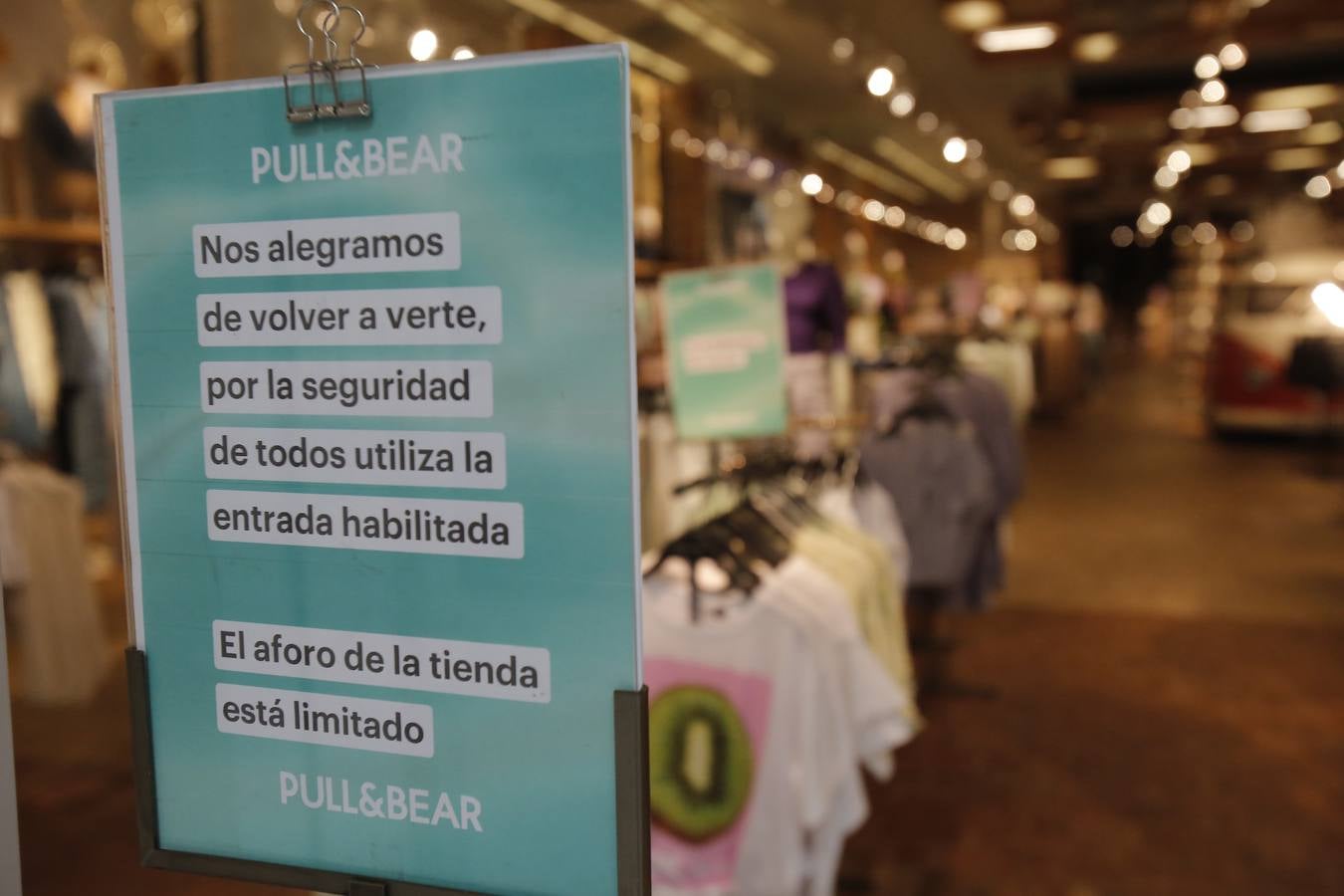 En imágenes, los clientes vuelven a los centros comerciales de Córdoba