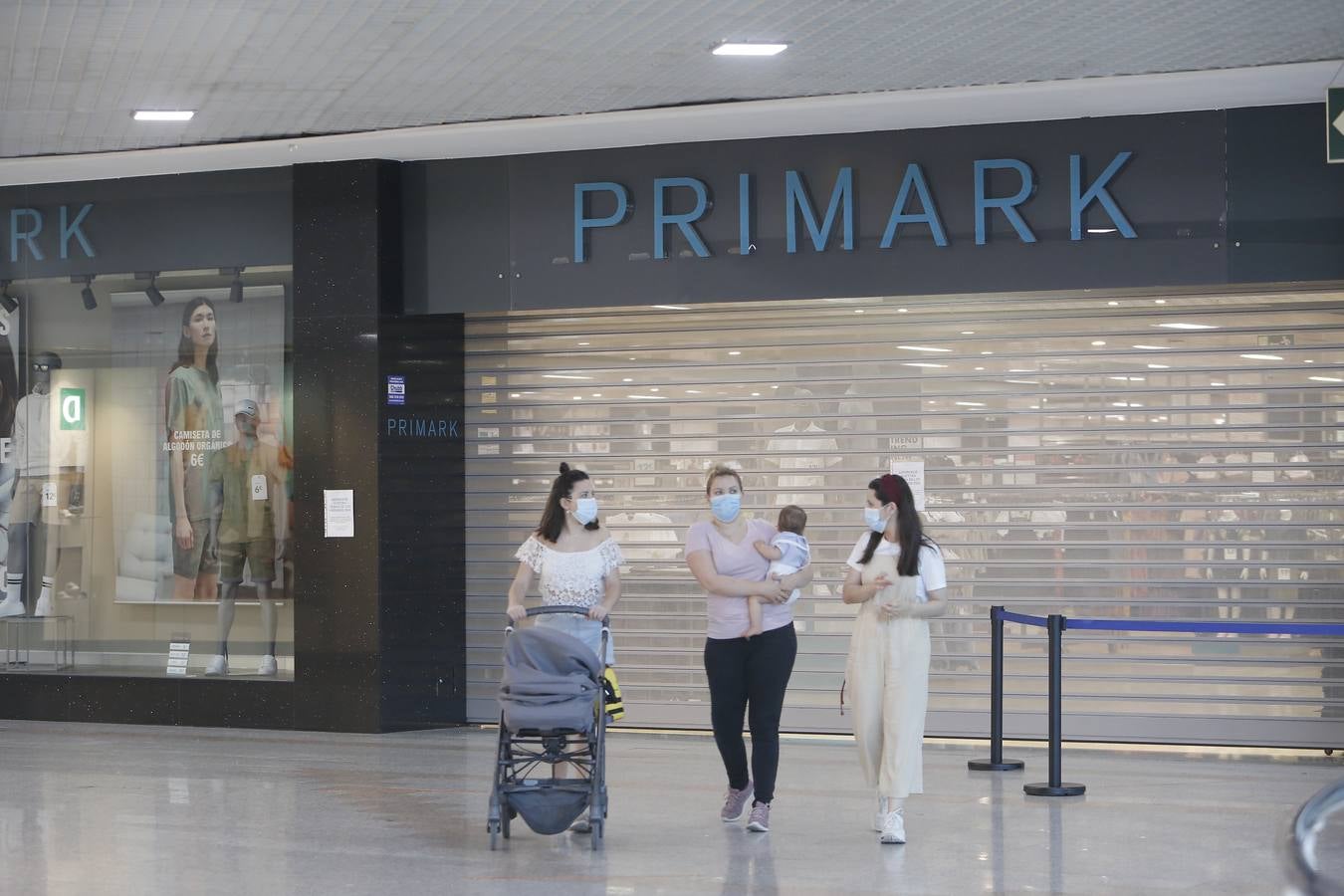 En imágenes, los clientes vuelven a los centros comerciales de Córdoba (II)