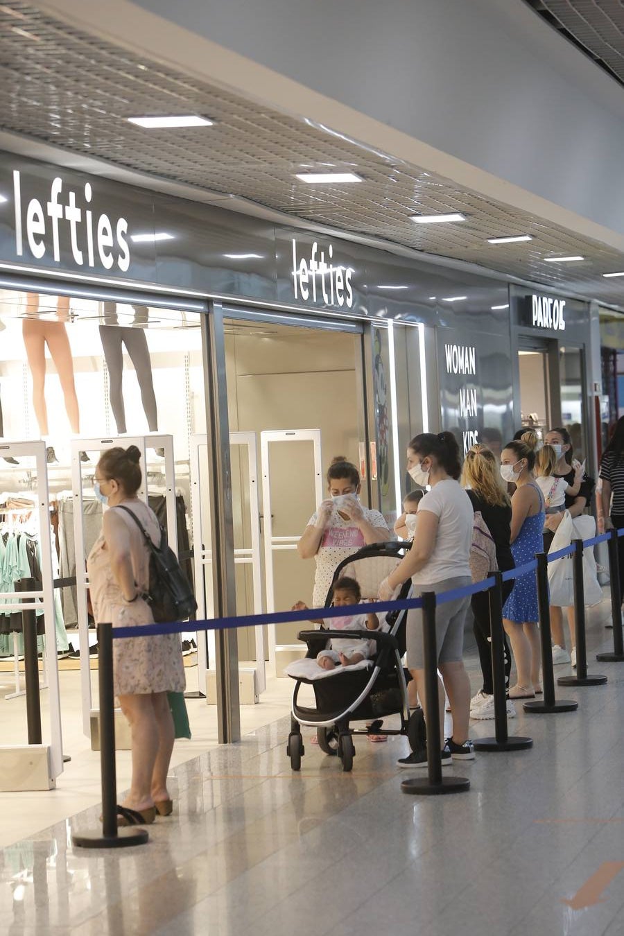 En imágenes, los clientes vuelven a los centros comerciales de Córdoba (II)