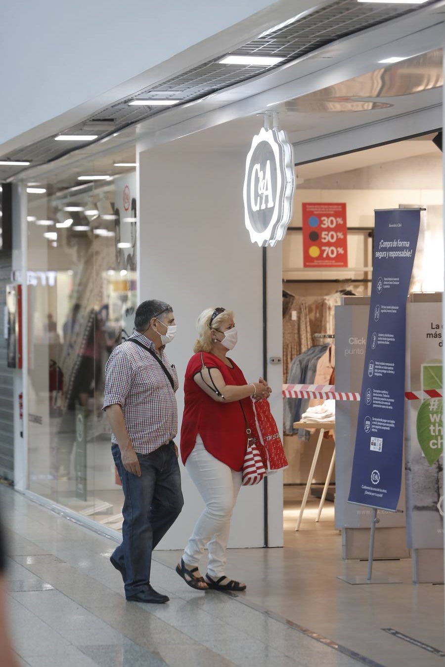 En imágenes, los clientes vuelven a los centros comerciales de Córdoba (II)