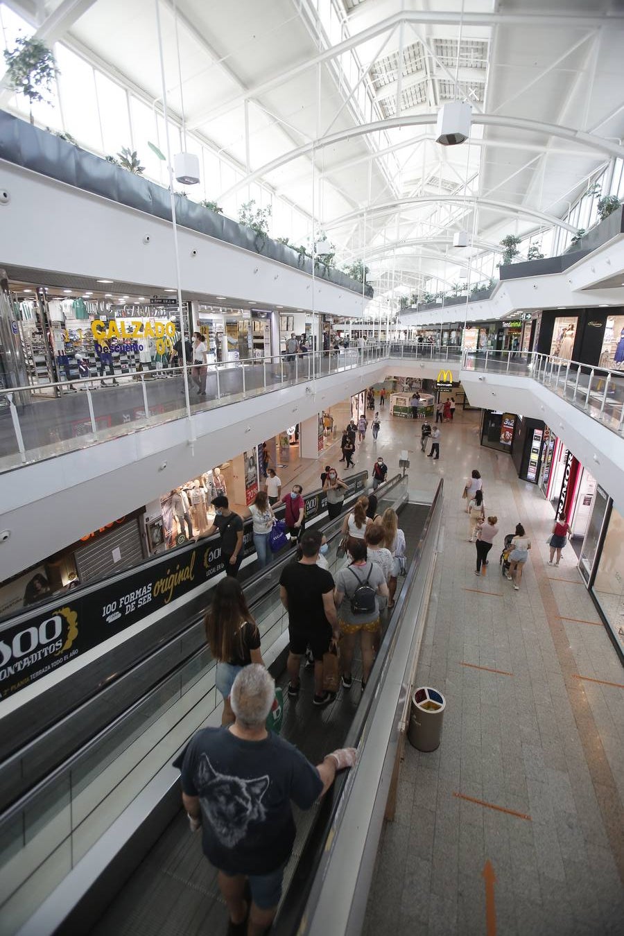 En imágenes, los clientes vuelven a los centros comerciales de Córdoba (II)