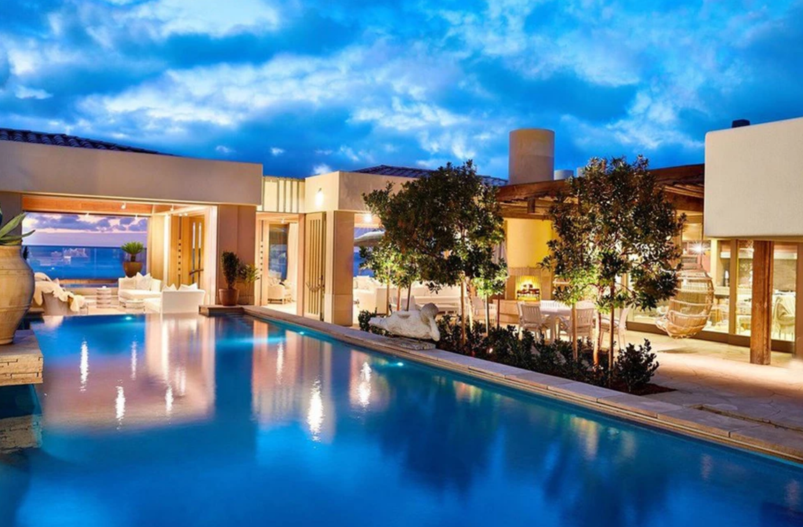 La nueva mansión costera de Melinda y Bill Gates. La zona exterior es pura maravilla. Frente a la piscina, con suelo de mosaico de vidrio, hay una zona de comedor con sofás. Perfecta para fiestas de verano o cenas en familia.